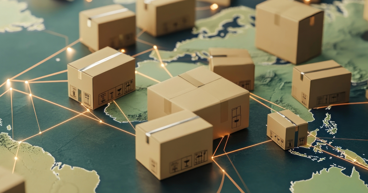 Mehrere kleine Versandkartons stehen auf einer Weltkarte, verbunden durch leuchtende Linien, die globale Liefer- und Logistiknetzwerke symbolisieren.