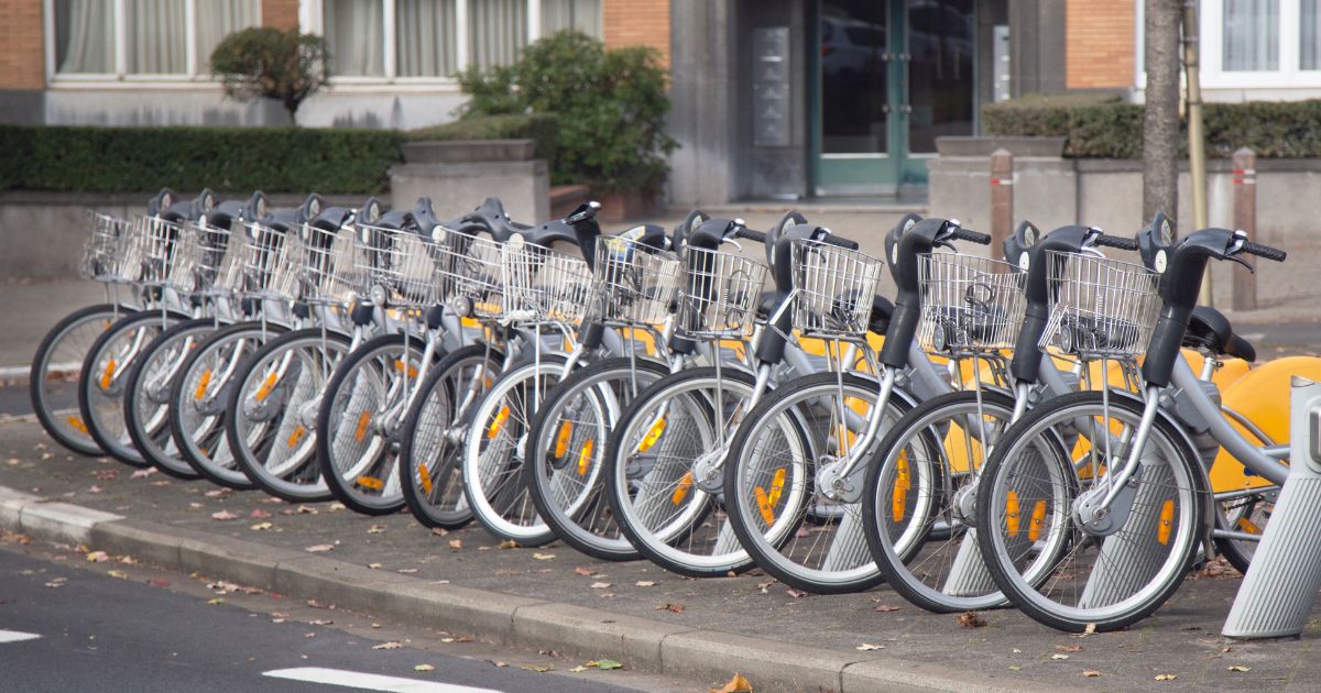 Fahrräder in einer Reihe in der Stadt