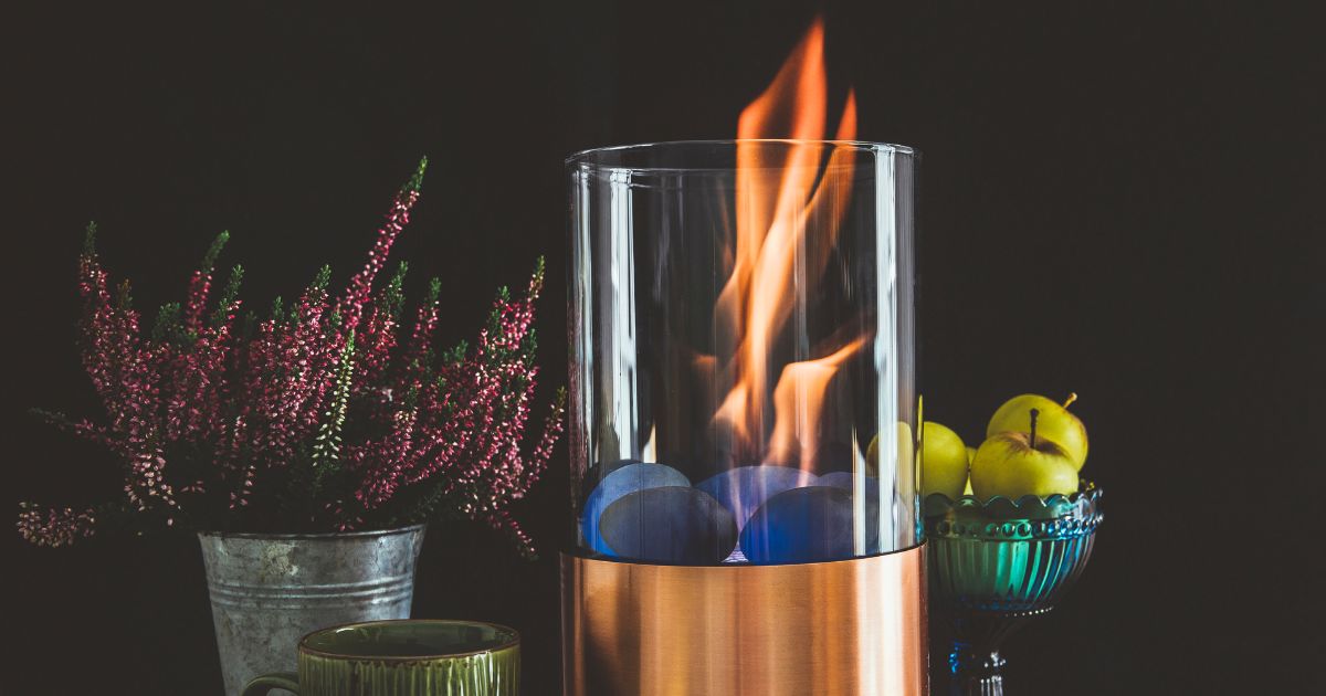 Bio-Ethanol-Flamme in Glas neben Deko