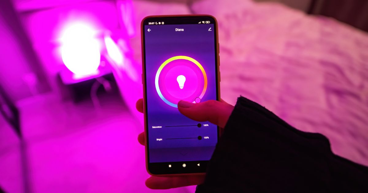 Frau stellt Display-Farbe des Smartphones ein