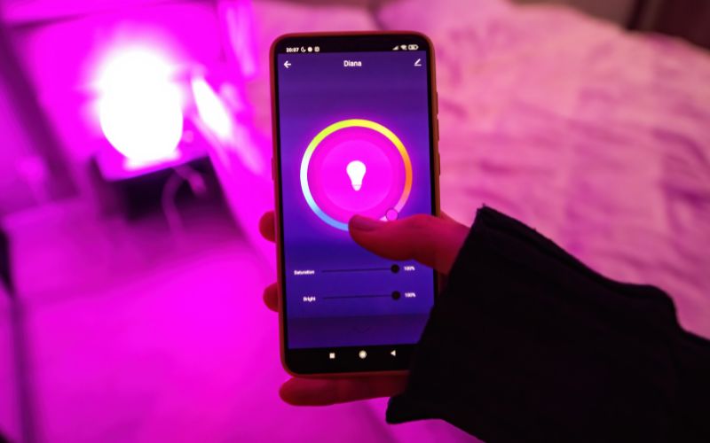 Frau stellt Display-Farbe des Smartphones ein