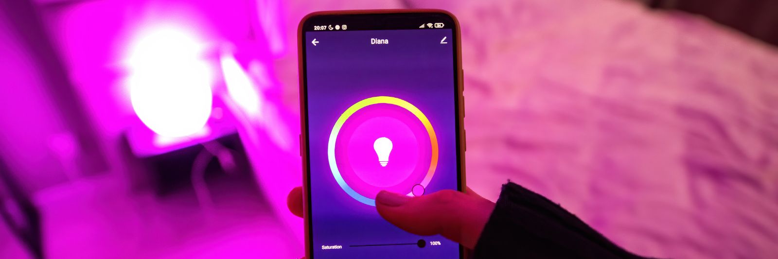 Frau stellt Display-Farbe des Smartphones ein