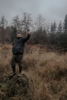 Unser Mitarbeiter prüft den Mobilfunkempfang im Tele2 Wald