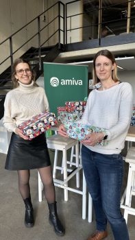Amiva-Mitarbeiterinnen halten Weihnachtsgeschenke in den Händen