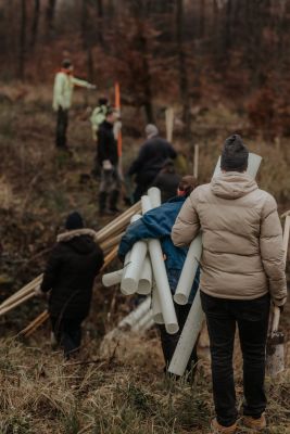 Unser Team auf dem Weg zum Bäume pflanzen
